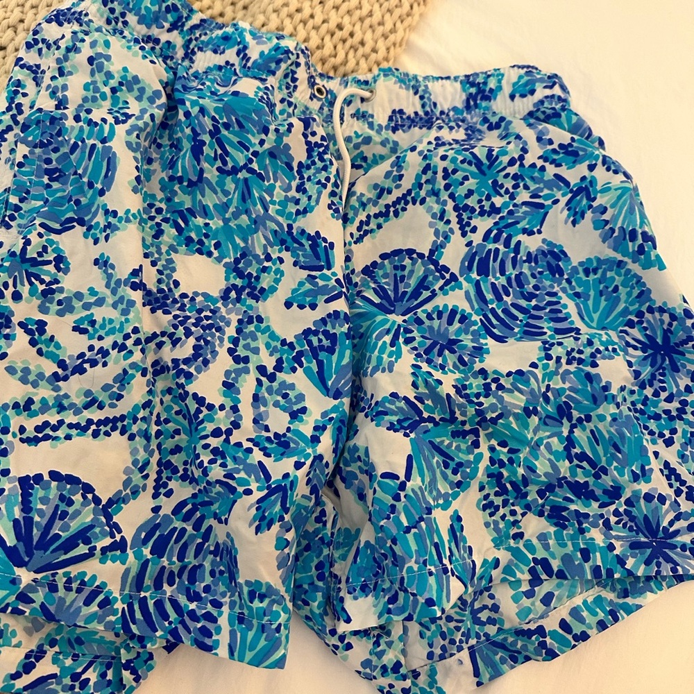 EUC Lilly Pulitzer Men’s Swim Trunks Turquoise Oasis Shell Me You Love Me Medium - Picture 2 of 3